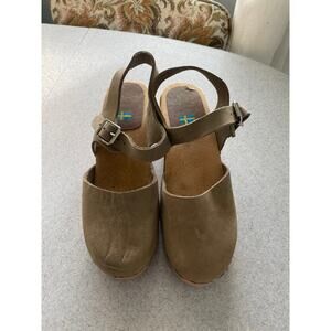 Mia tan clogs size 9